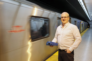 University of Toronto professor Greg Evans measure air pollution on a Toronto subway platform. (Image: Tyler Irving)